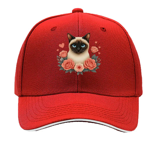 Siamkatze mit Rosen-Kappe
