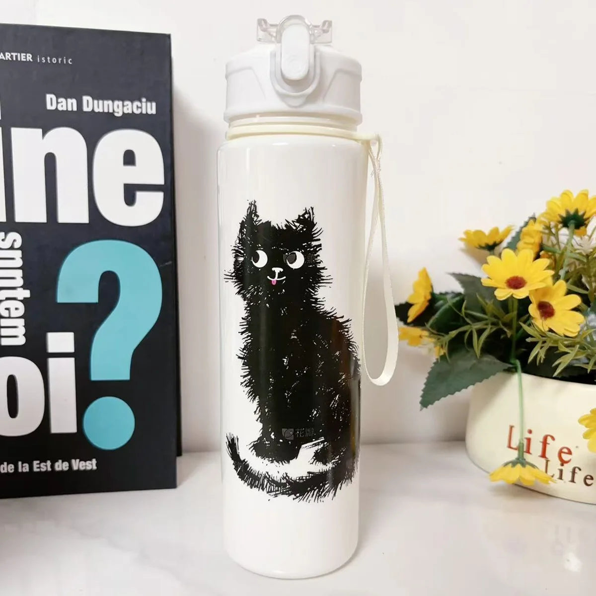 Bouteille d'eau de dessin animé de chat noir