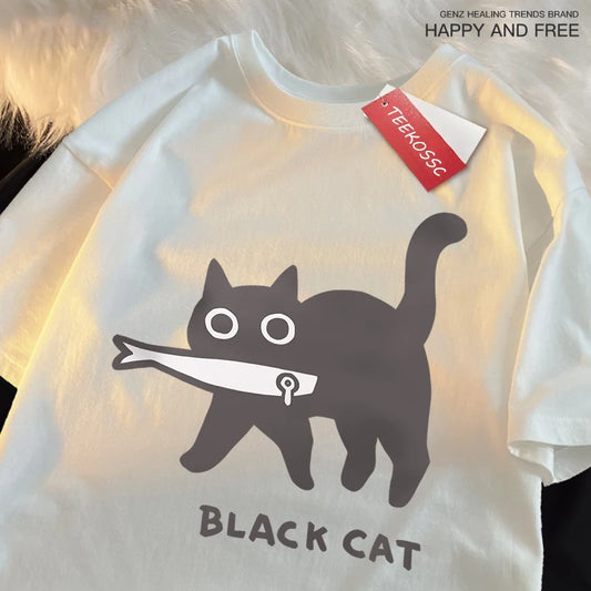 Schwarze Katze, die Fisch-T-Shirt isst
