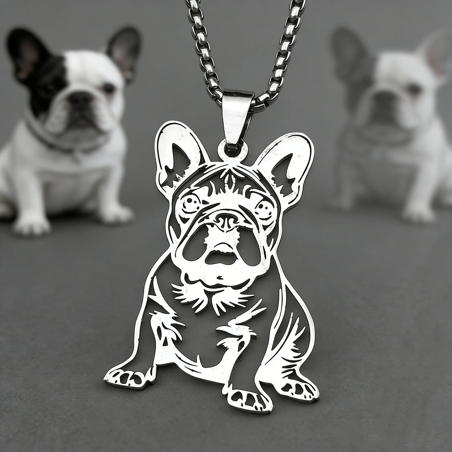 Vòng cổ mặt dây chuyền Bulldog Pháp đang ngồi