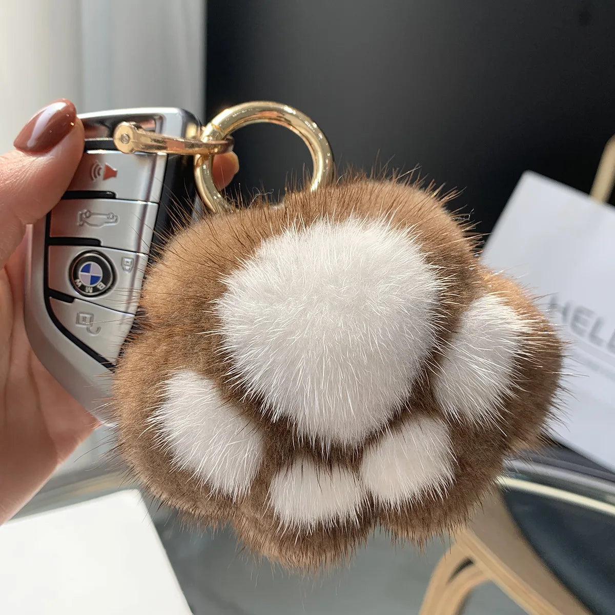 Móc khóa chân mèo lông xù