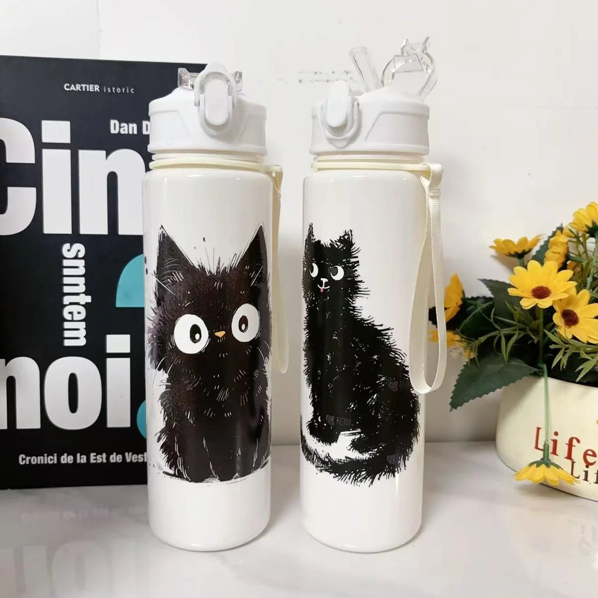 Bouteille d'eau de dessin animé de chat noir