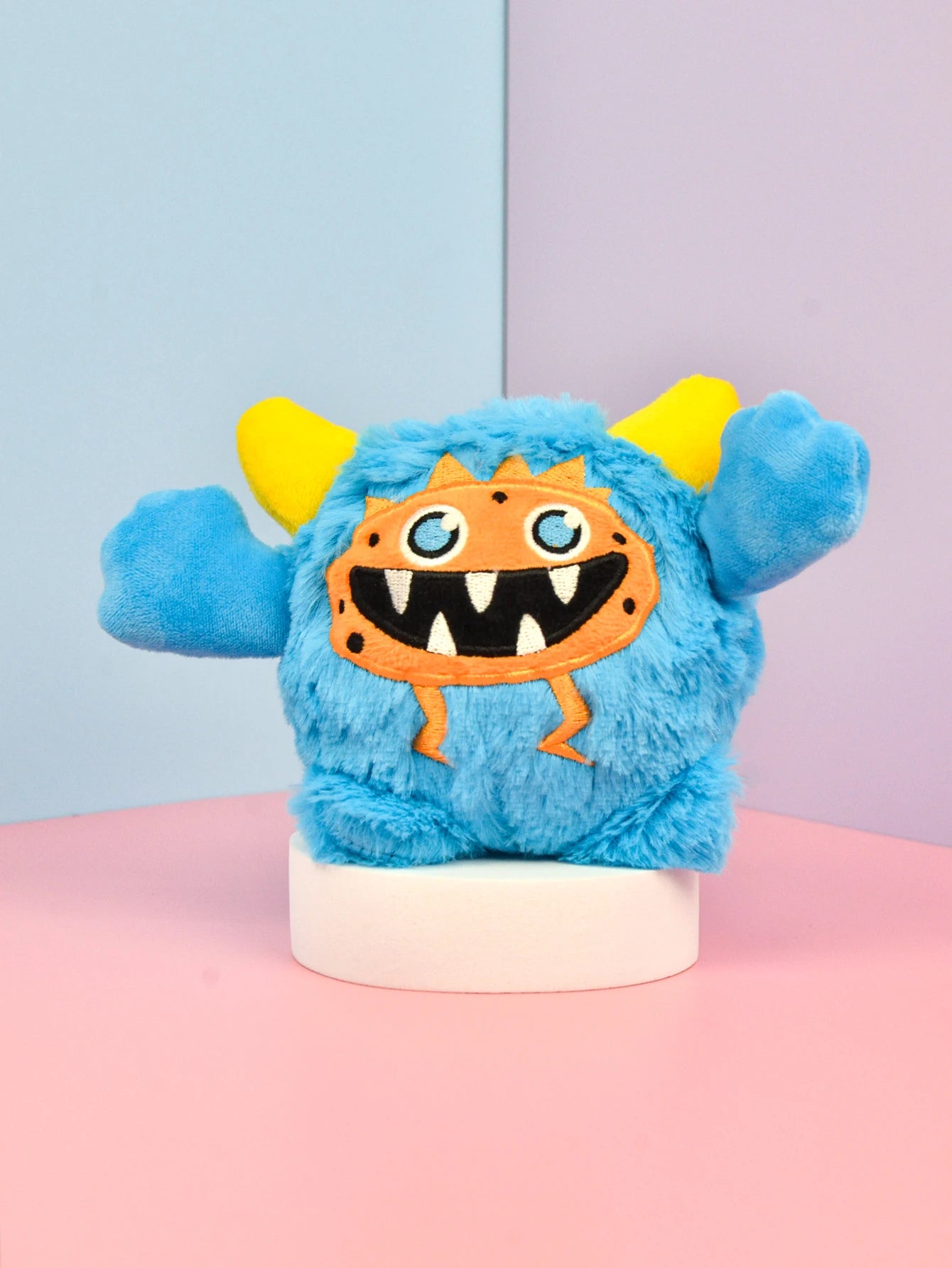 Peluche monstre effrayant qui couine