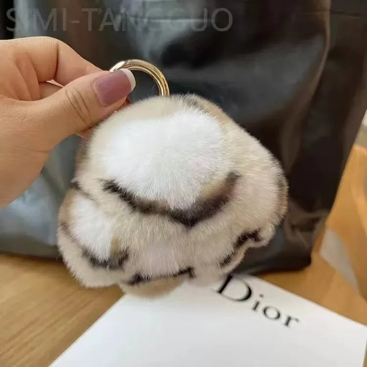 Móc khóa chân mèo lông xù