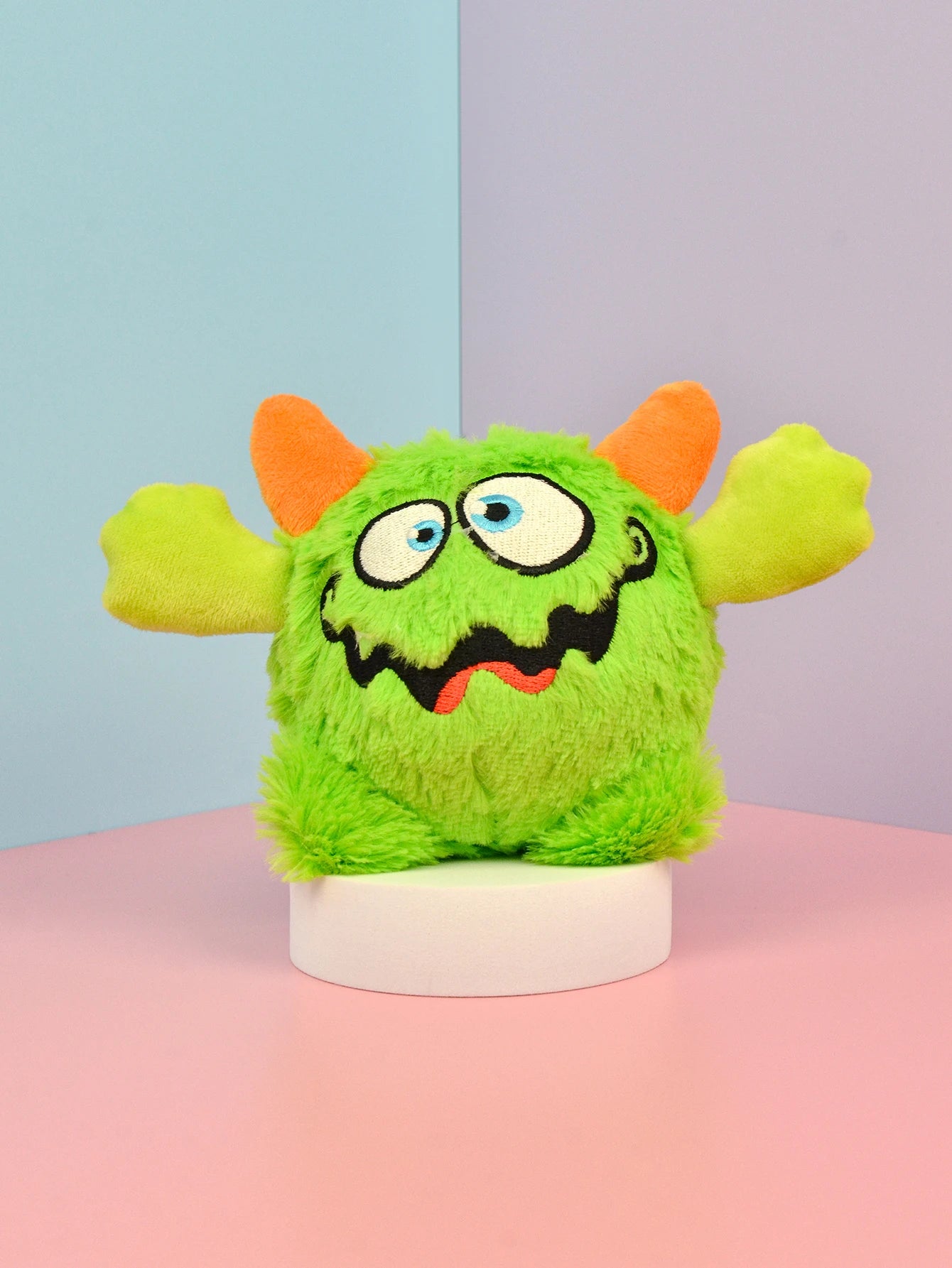 Peluche monstre effrayant qui couine