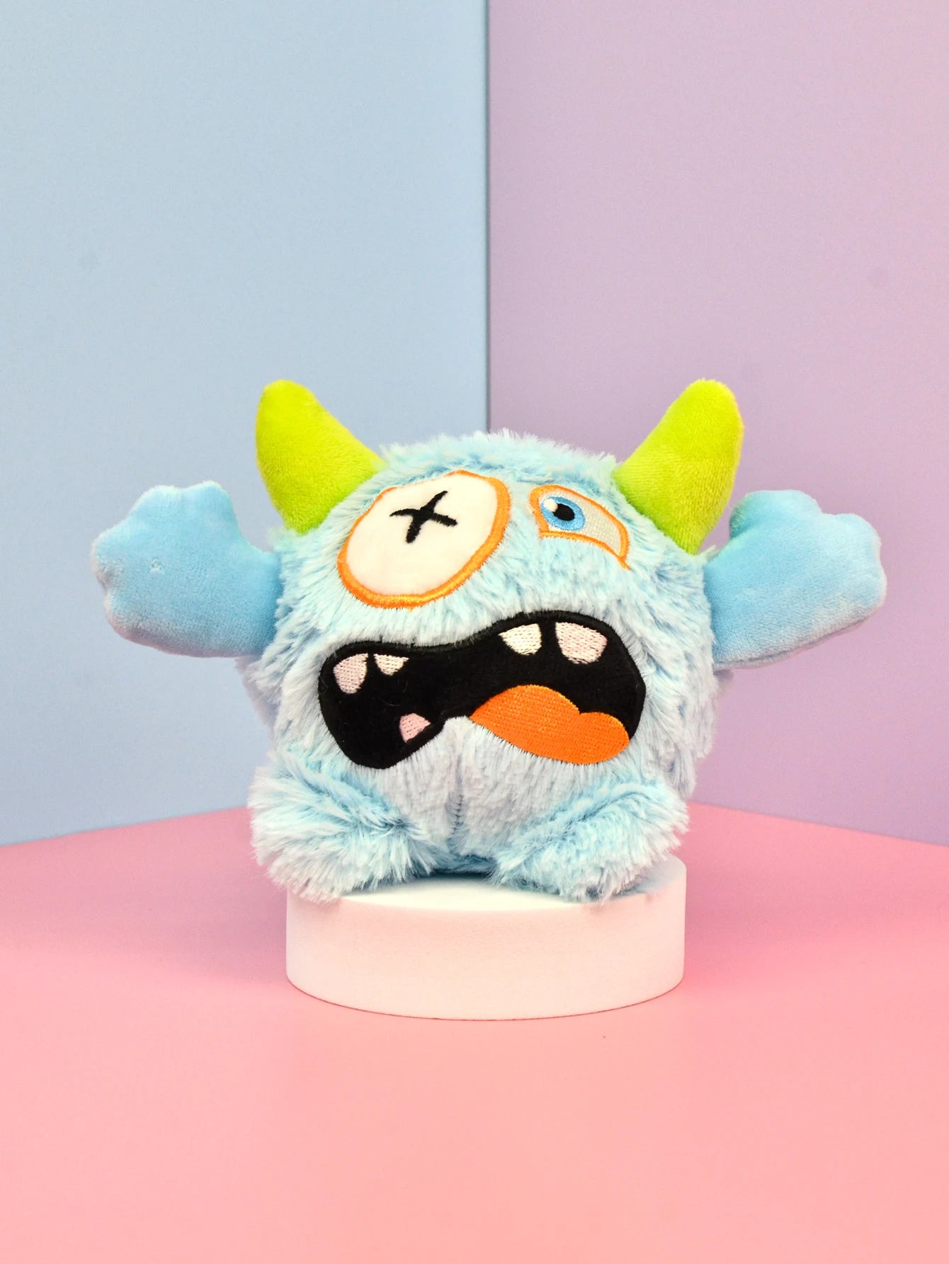 Peluche monstre effrayant qui couine