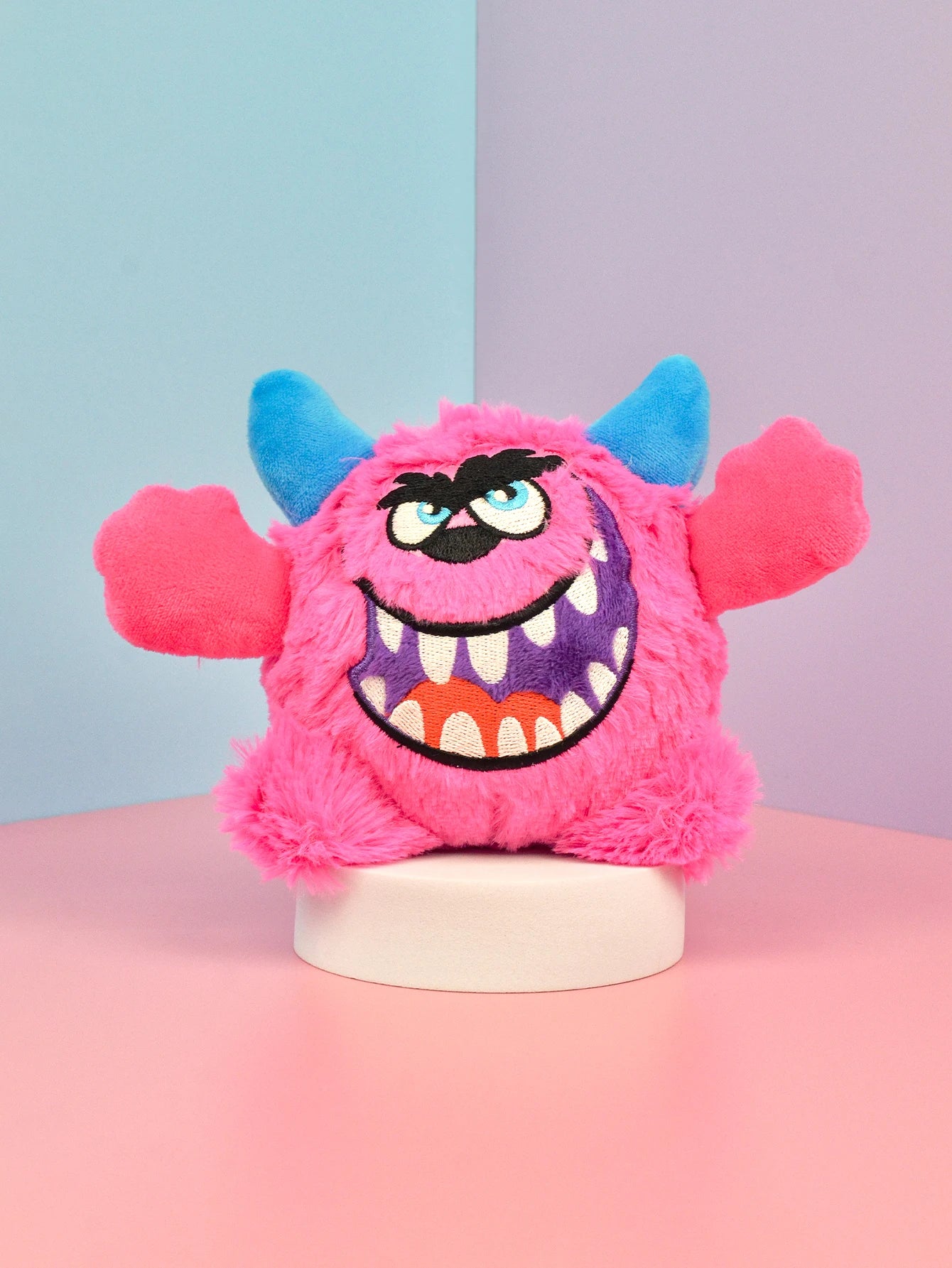 Peluche monstre effrayant qui couine